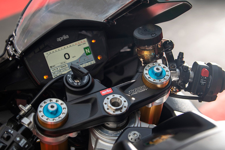 Không chỉ có hệ thống treo có khả năng tinh chỉnh, các trang bị như chảng ba, góc nghiêng phuộc trước, độ cao động cơ và độ cao càng sau đều có thể được tinh chỉnh để phù hợp với nhu cầu của người điều khiển xe.