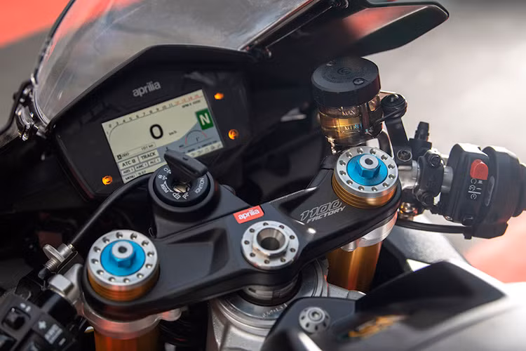 Không chỉ có hệ thống treo có khả năng tinh chỉnh, các trang bị như chảng ba, góc nghiêng phuộc trước, độ cao động cơ và độ cao càng sau đều có thể được tinh chỉnh để phù hợp với nhu cầu của người điều khiển xe.