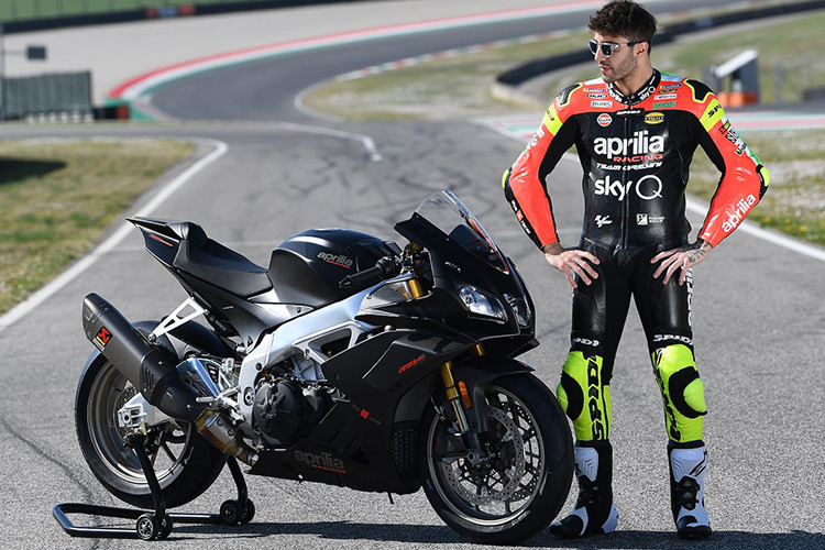 Sức mạnh của xe đến từ khối động cơ V4, dung tích 1.078cc, lớn hơn so với động cơ 999,6cc trên chiếc RSV4. Với động cơ V4 phát triển đặc biệt, chiếc Aprilia RSV4 1100 Factory 2019 sản sinh công suất 217 mã lực tại tua máy 13.200 vòng/phút và mômen xoắn cực đại 122 Nm tại tua máy 11.000 vòng/phút.