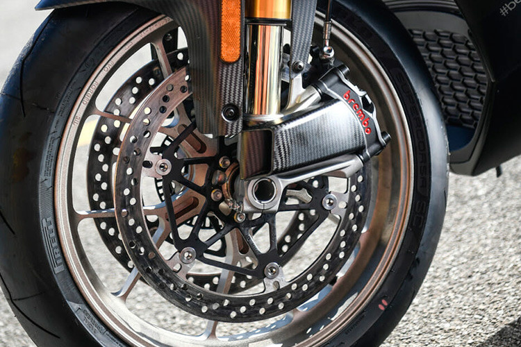 Các công nghệ điện tử hỗ trợ trên xe bao gồm hệ thống kiểm soát lực kéo, kiểm soát bênh đầu, kiểm soát đề-pa, hệ thống giám sát hành trình và giới hạn tốc độ điện tử, cùng với đó là ba chế độ vận hành Track, Sport và Race. Cùng với đó là hệ thống ống xả Akrapovic titanium chuẩn đua giúp tăng hiệu suất vận hành.