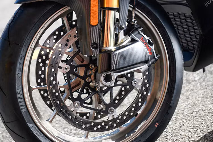 Các công nghệ điện tử hỗ trợ trên xe bao gồm hệ thống kiểm soát lực kéo, kiểm soát bênh đầu, kiểm soát đề-pa, hệ thống giám sát hành trình và giới hạn tốc độ điện tử, cùng với đó là ba chế độ vận hành Track, Sport và Race. Cùng với đó là hệ thống ống xả Akrapovic titanium chuẩn đua giúp tăng hiệu suất vận hành.