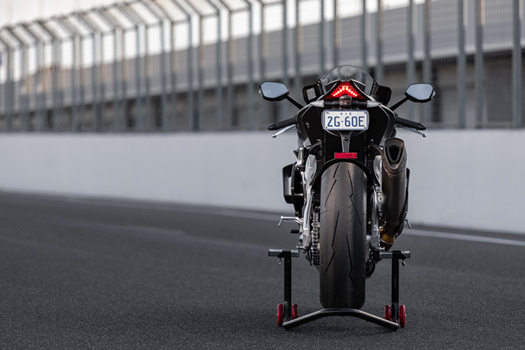 Đảm bảo an toàn cho xe là hệ thống phanh Brembo Stylema với đĩa phanh đôi ở trước và đĩa đơn phía sau, đi kèm là hệ thống chống bó cứng phanh ABS thông minh theo góc nghiêng của xe. Xe trang bị bộ vành hợp kim nhôm 17 inch, bình xăng 18,5 lít và trọng lượng tổng là 199kg, chiều cao yên xe ở mức 851 mm.