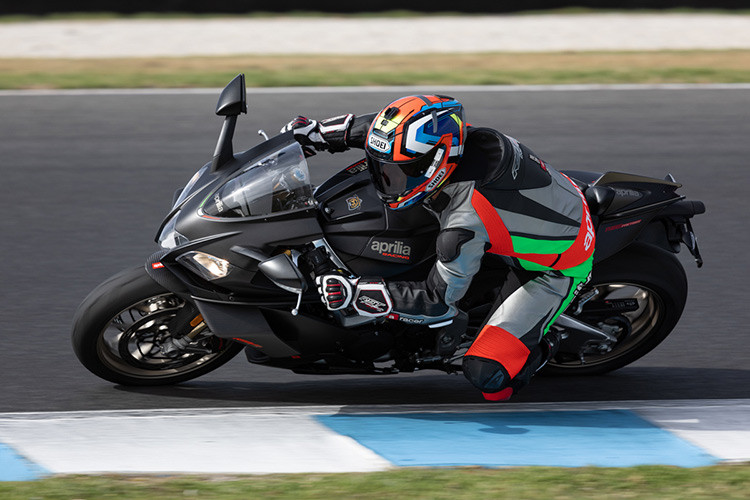 Toàn bộ sức mạnh của động cơ được truyền đến bánh sau thông qua hệ thống nhông sên dĩa, hộp số 6 cấp cùng ly hợp chống trượt và hệ thống sang số nhanh Quickshifter. Giá xe Aprilia RSV4 110 Factory 2019 tại Malaysia được niêm yết ở mức 159.900 Ringgit (tương đương 899 triệu đồng).