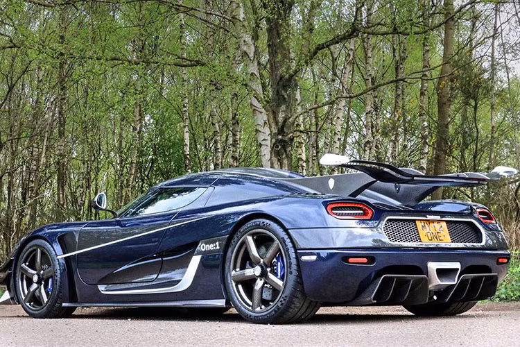 Hãng siêu xe Koenigsegg cho rằng mức giá của Bonhams đưa ra là quá thấp so với giá trị thực tế của One:1 trên thị trường bán siêu xe. Để chứng minh điều mình nói, hãng siêu xe Thụy Điển công bố nhiều tài liệu nhưng đơn vị đấu giá Bonhams không để ý đến.