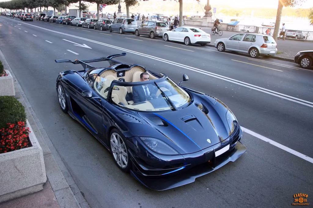 Koenigsegg One:1 chỉ được sản xuất đúng 7 chiếc trên toàn thế giới và mức giá bán không dưới 3 triệu đô la, tương đương 70 tỷ đồng. Giới mua bán siêu xe cho rằng giá trị thực của những chiếc Koenigsegg One:1 bây giờ là không dưới 3,5 triệu đô la.