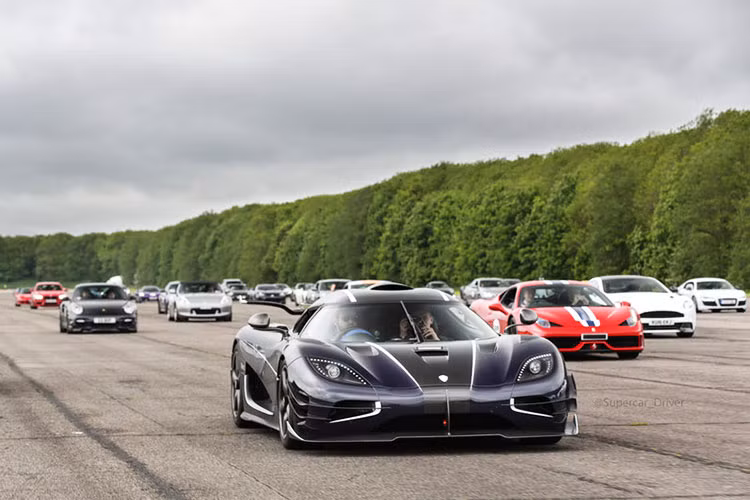 Trong đó, chiếc Koenigsegg One:1 của phó Tổng thống đất nước Guinea Xích Đạo đã bị tịch thu chỉ lăn bánh chưa tới 600 km, nên tình trạng gần như mới toanh và giá có thể hơn 5 triệu đô la là hoàn toàn bình thường. Cần nhớ rằng, một số siêu xe mui trần trước đó như Ferrari LaFerrari Aperta mặc dù có số lượng sản xuất lên đến 210 chiếc nhưng vẫn có vài "ngựa chồm" được "hét giá" hơn 6 triệu đô la.