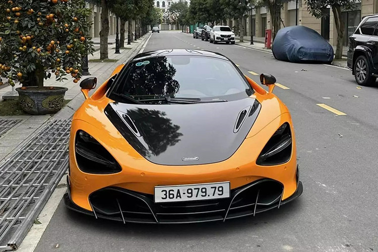 Cụ thể, McLaren 720S đeo biển số 36A-979.79, đây là biển số cặp thần tài lớn, và theo chúng tôi tìm hiểu có được, biển số 36A-979.79 mới trên siêu xe McLaren 720S của Huấn "hoa hồng" là đấu giá vào ngày 13/10/2023, trong khoảng thời gian từ 9 giờ 15 phút đến 10 giờ 15 phút, với giá tiền cao nhất là 965 triệu đồng.