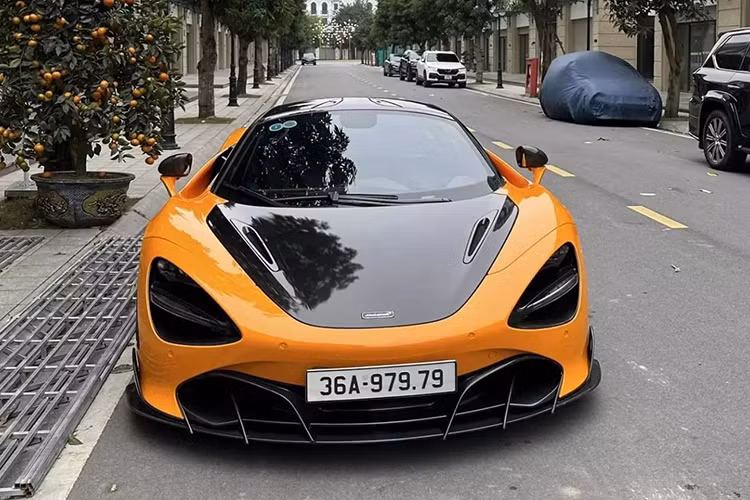 Cụ thể, McLaren 720S đeo biển số 36A-979.79, đây là biển số cặp thần tài lớn, và theo chúng tôi tìm hiểu có được, biển số 36A-979.79 mới trên siêu xe McLaren 720S của Huấn "hoa hồng" là đấu giá vào ngày 13/10/2023, trong khoảng thời gian từ 9 giờ 15 phút đến 10 giờ 15 phút, với giá tiền cao nhất là 965 triệu đồng.