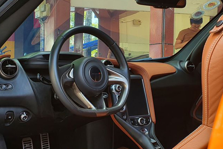 Nội thất xe không có gì nâng cấp so với nguyên bản. Hệ truyền động của siêu xe McLaren 720S độ TopCar Design vẫn được trang bị "trái tim" V8, tăng áp kép, dung tích 4.0 lít, sản sinh ra công suất tối đa lên đến 710 mã lực tại vòng tua máy 7.000 vòng/phút và mô-men xoắn cực đại 770 Nm tại vòng tua máy 5.500 vòng/phút.