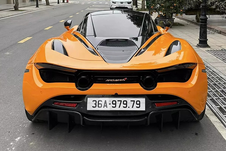 Như vậy, không chỉ chọn mua chiếc siêu xe McLaren 720S đắt đỏ, có bản độ body kit hơn 2 tỷ đồng, nay còn mang biển đấu giá gần 1 tỷ đồng, đã khiến cư dân mạng choáng ngợp trước độ chịu chơi của tay giang hồ mạng Huấn hoa hồng.