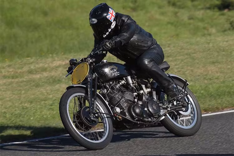 Xuất hiện lần đầu tiên tại London Earls Court Show năm 1948, việc sản xuất ra Vincent Black Lightning đã gây bất ngờ khi giá bán được công bố trên 500 bảng Anh (tương đương khoảng 16 triệu đồng), khá cao thời đó.