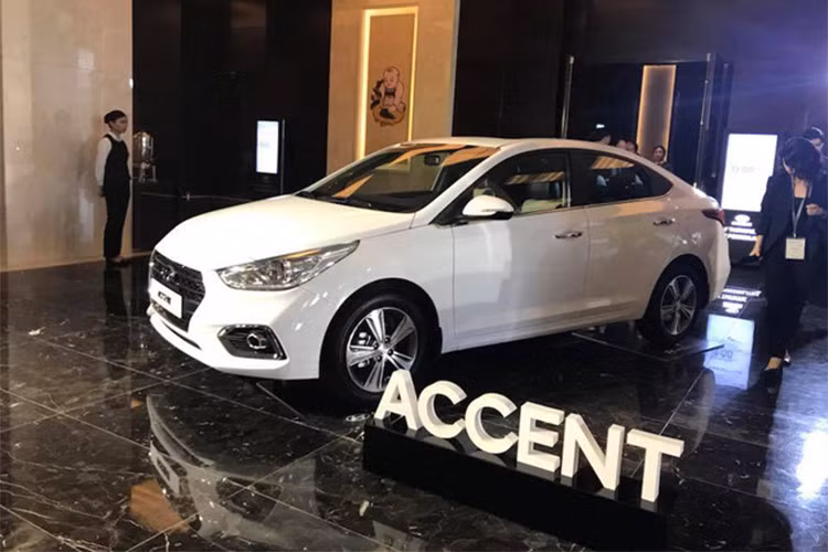 "Lột xác" hoàn toàn từ thế hệ cũ, một điểm dễ nhận thấy của Hyundai Accent mới đó là ngôn ngữ thiết kế Fluidic Sculpture 2.0 quen thuộc của hãng xe Hàn Quốc, với cụm lưới tản nhiệt lục giác hơi bóp thuôn ở phía dưới cùng các đèn pha LED sắc sảo tương tự dòng Elantra.