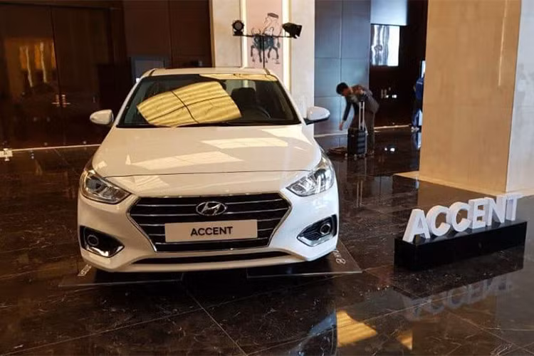 Theo một số nguồn tin, mẫu xe Hyundai Accent 2018 sẽ chính thức có mặt tại các đại lý Hyundai ở Việt Nam vào tháng 4/2018 tới. Hiện chưa có giá bán cụ thể của đối thủ dành cho Toyota Vios và Honda City tại Việt Nam. Tin đồn cho biết, Hyundai Accent 2018 sẽ có giá bán khởi điểm khoảng hơn 400 triệu đồng tại Việt Nam.