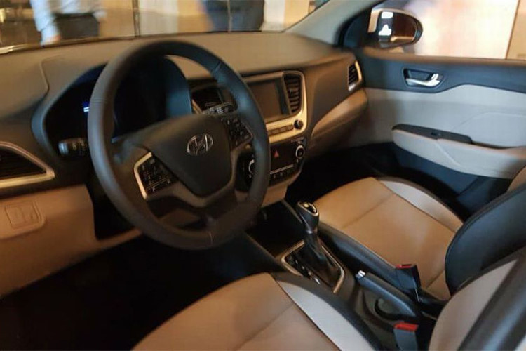 Bên trong Hyundai Accent 2018 có hệ thống thông tin giải trí với màn hình cảm ứng 7 inch, tương thích Android Auto, Apple CarPlay và Mirror Link. Bên cạnh đó là hàng ghế trước thoáng khí và cửa cốp tự động thông minh. Ở những bản cao cấp, Accent 2018 còn có cửa sở trời.