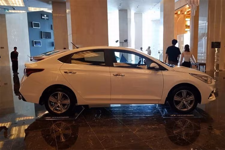 Ở phía sau, một lần nữa Accent mới lại chịu ảnh hưởng bởi "đàn anh" Elantra với cặp đèn hậu tách làm 3 khối LED đẹp mắt. Với những đường gân nổi tách rời, cản sau của xe thậm chí còn có ngoại hình thể thao hơn so với "đàn anh". Tùy phiên bản, xe sẽ có mâm đúc 16 hoặc 17 inch.