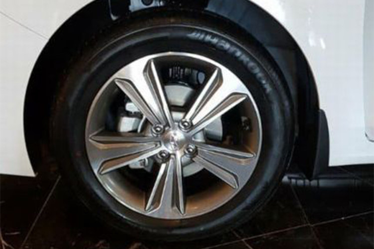 Mặc dù là mẫu sedan giá rẻ, Hyundai Accent 2018 vẫn được trang bị tiêu chuẩn công nghệ chống bó cứng phanh ABS và cân bằng điện tử.