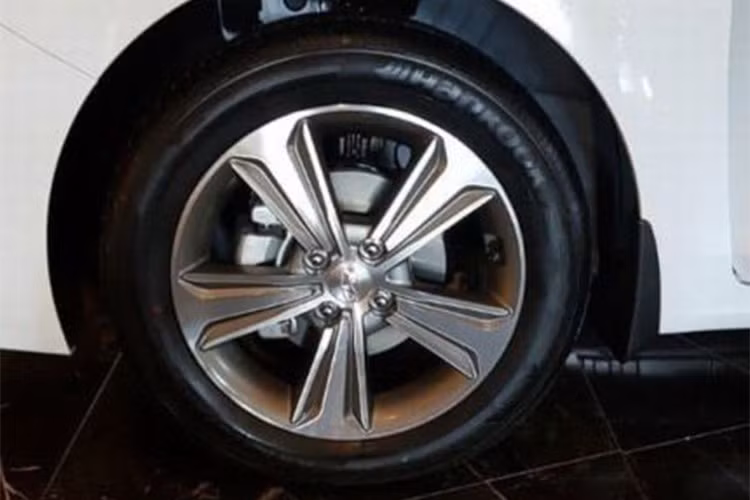 Mặc dù là mẫu sedan giá rẻ, Hyundai Accent 2018 vẫn được trang bị tiêu chuẩn công nghệ chống bó cứng phanh ABS và cân bằng điện tử.