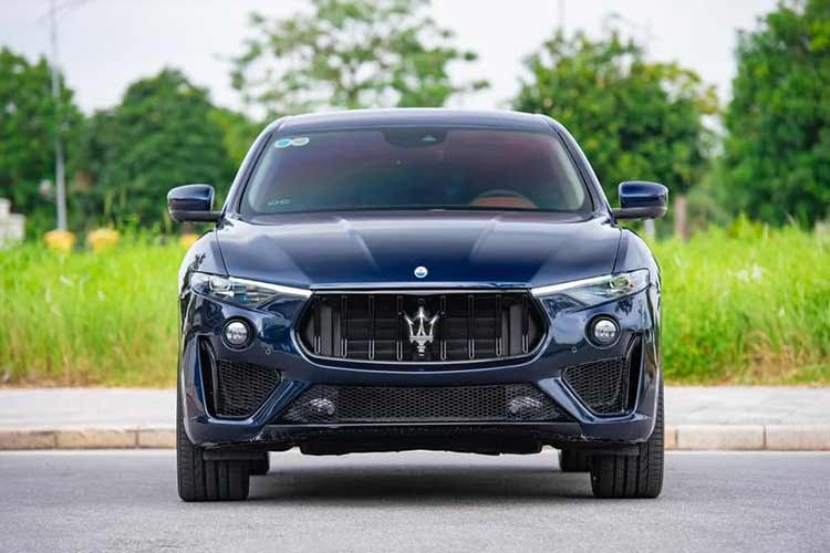 Khi mới ra mắt Việt Nam, giá xe Maserati Levante 2017 chính hãng tại Việt Nam dao động từ 5-6 tỷ đồng. Phiên bản trong bài viết này được nhập khẩu tư nhân thời điểm đó có gia không dưới 6 tỷ đồng. Sau khoảng 6 năm lăn bánh, hiện chủ xe đang chào bán hơn 2,5 tỷ đồng (chưa ra biển số) - rẻ tới hơn 3 tỷ đồng khi mua mới.
