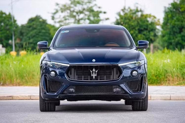 Khi mới ra mắt Việt Nam, giá xe Maserati Levante 2017 chính hãng tại Việt Nam dao động từ 5-6 tỷ đồng. Phiên bản trong bài viết này được nhập khẩu tư nhân thời điểm đó có gia không dưới 6 tỷ đồng. Sau khoảng 6 năm lăn bánh, hiện chủ xe đang chào bán hơn 2,5 tỷ đồng (chưa ra biển số) - rẻ tới hơn 3 tỷ đồng khi mua mới.