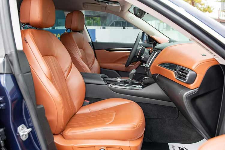 Nhờ thân xe rộng cùng trục cơ sở dài, hàng ghế sau đủ chỗ cho 3 hành khách ngồi một cách tương đối thoải mái. Khoang hành lý của Levante có dung tích lên tới 580 lít. Cốp xe có thể đóng/mở bằng điện và tích hợp cử chỉ đá chân.