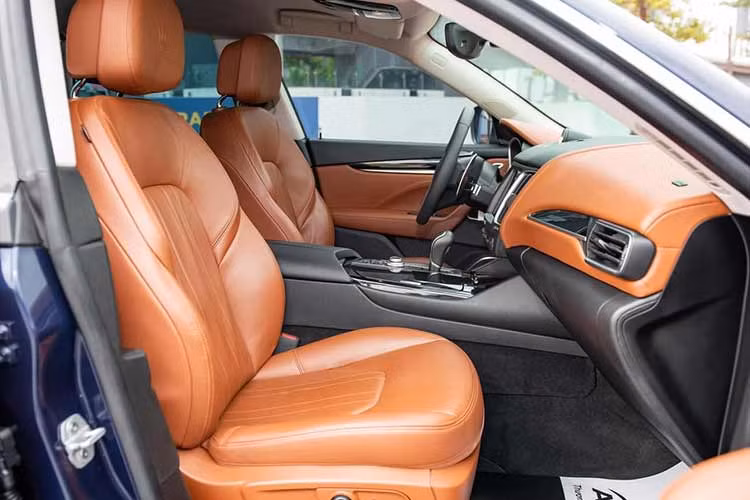 Nhờ thân xe rộng cùng trục cơ sở dài, hàng ghế sau đủ chỗ cho 3 hành khách ngồi một cách tương đối thoải mái. Khoang hành lý của Levante có dung tích lên tới 580 lít. Cốp xe có thể đóng/mở bằng điện và tích hợp cử chỉ đá chân.