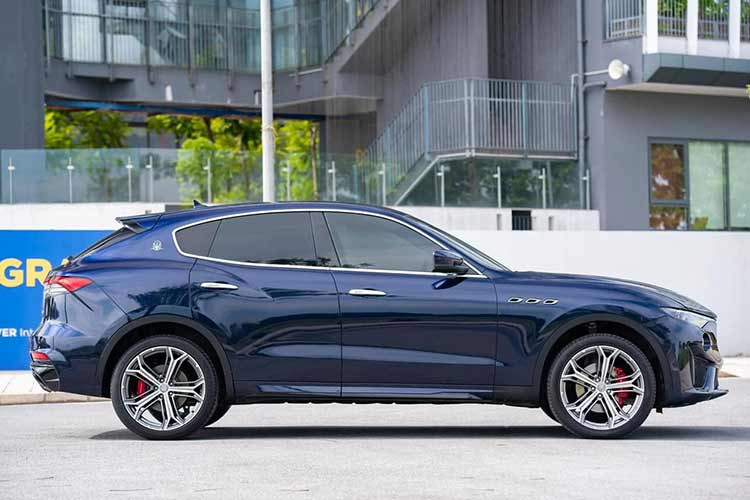 Mới đây, một chiếc Maserati Levante đời 2017 tại Hà Nội đã được chủ nhân rao bán trên sàn xe cũ. Xe sở hữu ngoại thất màu xanh đậm, khá đặc biệt. Sau khoảng 6 năm lăn bánh, xe vẫn có ngoại hình tương đối mới với nước sơn bóng bẩy cùng nhiều chi tiết đã được nâng cấp mới. 
