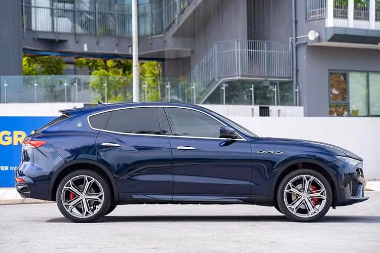 Mới đây, một chiếc Maserati Levante đời 2017 tại Hà Nội đã được chủ nhân rao bán trên sàn xe cũ. Xe sở hữu ngoại thất màu xanh đậm, khá đặc biệt. Sau khoảng 6 năm lăn bánh, xe vẫn có ngoại hình tương đối mới với nước sơn bóng bẩy cùng nhiều chi tiết đã được nâng cấp mới. 
