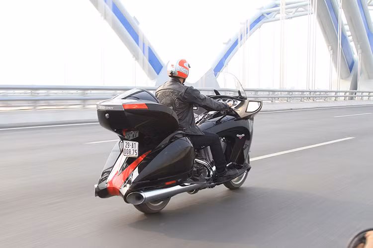 Những vấn đề khi vận hành xe bị gằn máy hay giật cục không hề xảy ra. Bạn có thể chạy với tốc độ chỉ 20 km/h nhưng đi với số 3 mà không có hiện tượng đuối hay bị khớp. Nhưng khi chạy ở dải tốc độ cao trên đường trường hay xa lộ thì đây mới chính là điểm mạnh của mẫu xe này.