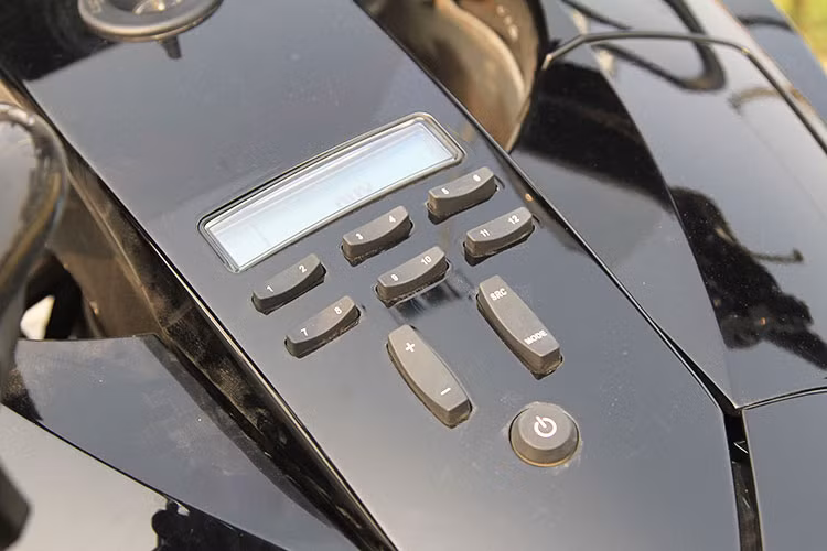 Từ đồng hồ kéo thẳng xuống là bảng điều khiển trung tâm bao gồm các nút truy cập chức năng như radio vệ tinh, dẫn đường GPS và audio MP3 ngay trên bình xăng 22,7 lít. Lượng nhiên liệu trữ trong bình xăng đảm bảo tầm hoạt động tối thiểu khoảng 350km.