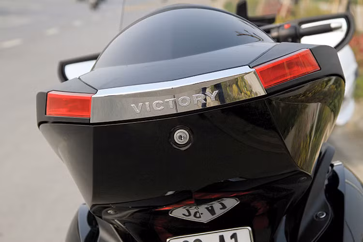 Hộc để đồ có dung tích 110 lít, đi kèm hai cốp lớn hai bên. Thùng đồ lớn phía sau được thiết kế hơi lõm tạo thành chỗ tựa lưng cho người ngồi sau đồng thời tích hợp hai loa có thiết kế hình học hoà trộn nhuần nhuyễn với yên và thân. 