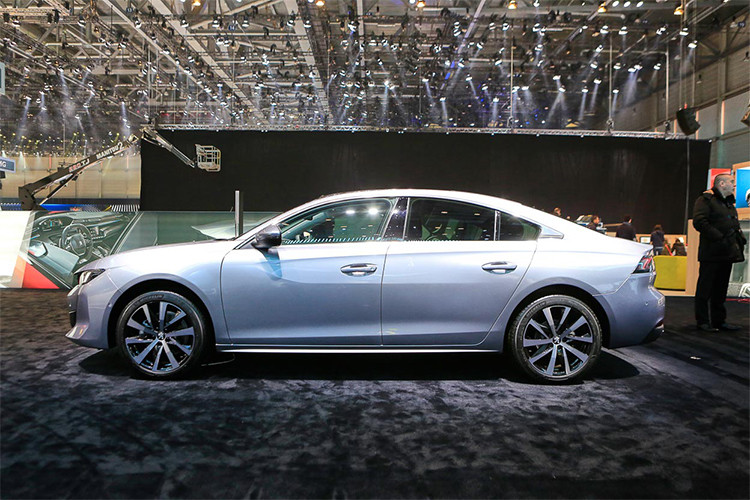 Cụ thể, chiếc xe mới của hãng xe ôtô Peugeot sở hữu kích thước nhỏ hơn với chiều dài trục cơ sở thu lại còn 2.750 mm, chiều cao thấp hơn 80 mm còn 4.750 mm, nhưng xe lại mở rộng không gian nội thất hơn.