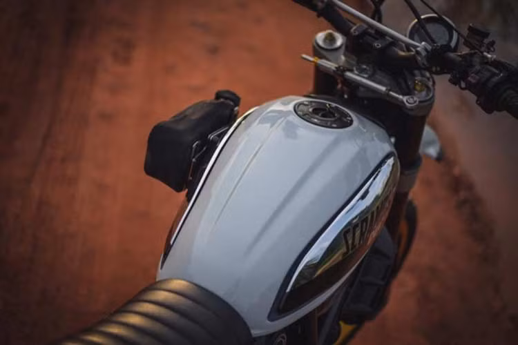 Thoạt nhìn, bản nâng cấp từ Ducati Scrambler Desert Sled không thay đổi quá nhiều về kết cấu của chiếc xe nguyên bản. Chiếc xe được thêm vào một vài thay đổi nhằm hỗ trợ người điều khiển xe trên các cung đường dài khắc nhiệt nhưng cũng gọn gàng và cá tính hơn.