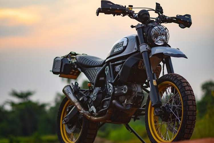 Bản độ còn được bổ sung trợ lực Ohlins vào chảng ba giúp tăng khả năng giữ vững tay lái khi off-road. Bên hông bình xăng, bản độ được Mugello tích hợp thêm một túi treo có khả năng đựng được một số vật dụng.