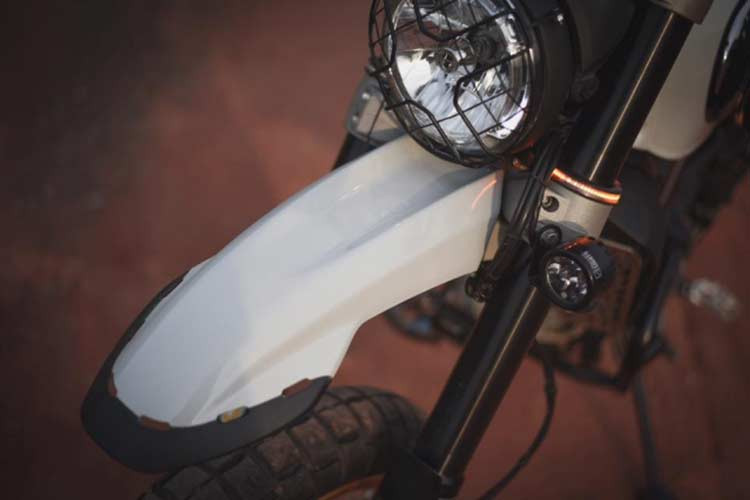 Mới đây, chiếc xe môtô phân khối lớn Ducati Scrambler đa dụng này đã được các tay độ nâng cấp lên Touring một cách hài hòa và hữu dụng.