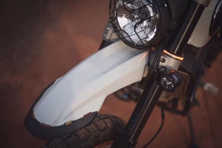 Mới đây, chiếc xe môtô phân khối lớn Ducati Scrambler đa dụng này đã được các tay độ nâng cấp lên Touring một cách hài hòa và hữu dụng.