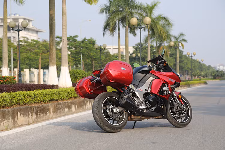 Kawasaki Z1000 SX sử dụng khung nhôm dạng ống, khung phụ phía sau cũng được chế tạo bằng nhôm và tích hợp hộc chứa đồ dưới yên xe.