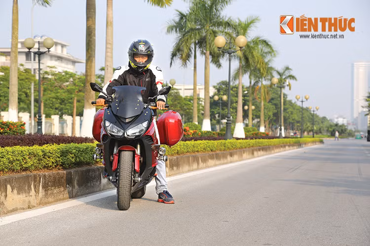 Là bản nâng cấp từ chiếc Ninja1000 trước đó và kỷ niệm 40 năm sản xuất dòng Z của hãng Kawasaki, Z1000 SX có đủ yếu tố để trở thành một sự lựa chọn đáng giá của dòng xe đường trường.