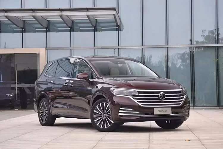  Volkswagen Viloran Thông tin nhận cọc Volkswagen Viloran mới được phía đại lý tiết lộ từ cuối tháng 10 và nhiều khả năng sẽ "trình làng" ngay trong năm 2023. Xe thuộc phân khúc MPV cỡ lớn, vốn chưa có nhiều lựa chọn tại Việt Nam.