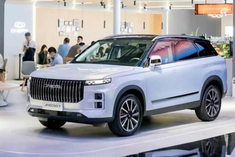 Về Jaecoo 7, thời gian đầu xe được nhập khẩu nguyên chiếc từ Indonesia, sau đó chuyển sang lắp ráp. Xe sử dụng động cơ xăng 1.6L tăng áp và có thêm tùy chọn Hybrid. Giá xe Jaecoo 7 dự đoán khoảng 880 triệu đồng đến hơn 1 tỷ đồng, ngang tầm với Mazda CX-5, Honda CR-V,...