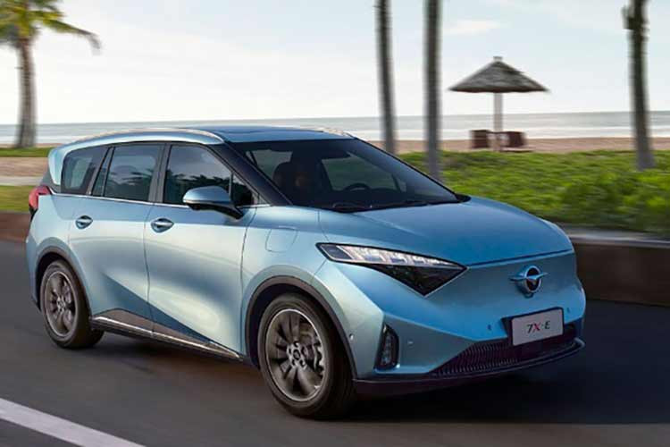 Trong đó, 7X sẽ mở màn cho cuộc tái xuất và "tấn công" vào phân khúc MPV vốn đang nhộn nhịp nhất nhì thị trường. Xe có 2 tùy chọn động cơ, gồm máy xăng tăng áp 1.5L và 1.6L. Giá xe Haima 7X được tiết lộ sẽ dao động trong khoảng 700-800 triệu đồng. Riêng biến thể thuần điện 7X-E có giá dự kiến từ 1 tỷ đồng với quãng đường di chuyển tối đa cho mỗi lần sạc đầy là 500 km.