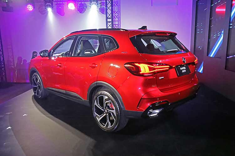 Trong đó, MG HS là phiên bản nâng cấp, trở lại sau thời gian ngừng bán. Xe sẽ chuyển sang nhập khẩu từ Thái Lan thay vì Trung Quốc và có nhiều điểm nhấn mới ở thiết kế ngoại thất. Nội thất vẫn giữ nguyên, bổ sung thêm một số trang bị mới. Hiện chưa rõ hệ truyền động của MG HS có thay đổi so với trước đây không.