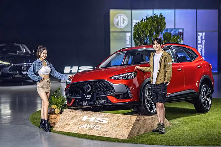  MG HS, MG 7 Sau khi đổi nhà phân phối, MG tại Việt Nam đã tung ra khá nhiều sản phẩm mới trong năm 2023. Nhiều khả năng MG HS và MG 7 sẽ là những cái tên tiếp theo gia nhập thị trường ôtô Việt ở 2 tháng còn lại của năm.