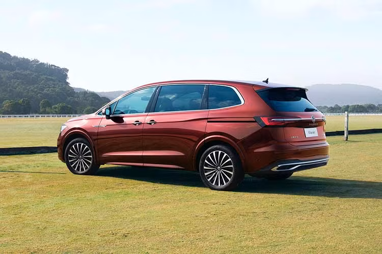 Các thông số, trang bị cũng như giá xe chưa được chia sẻ, song chiếu theo thị trường nước ngoài, Viloran mang thiết kế đặc trưng của Volkswagen. Các trang bị nổi bật trên xe có thể kể đến như đèn pha IQ.Light LED, la-zăng 20 inch, cửa lùa, 3 hàng ghế với cấu hình 2+2+3 chỗ và có ghế thương gia...