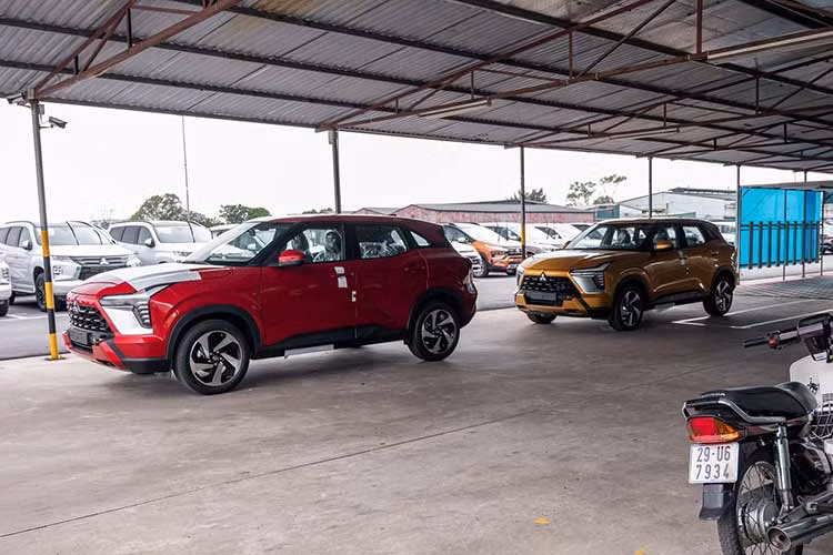 Mitsubishi Xforce sở hữu thiết kế tương lai với các trang bị đáng chú ý như màn hình 8 inch sau vô-lăng, màn hình trung tâm 12,3 inch, phanh điện tử, loa Yamaha. Trên các phiên bản cao sẽ có ADAS với nhiều tính năng cao cấp hơn bản đã ra mắt Indonesia trước đó. Xe sử dụng động cơ 1.5L MIVEC, 4 xy-lanh, sinh công suất 105 mã lực và mô-men xoắn 141 Nm. Sức mạnh được truyền đến các bánh trước thông qua hộp số tự động vô cấp CVT.