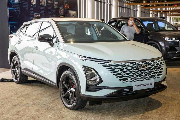  Omoda 5, Jaecoo 7 Bộ ba Omoda 5, S5, Jaecoo 7 đã xuất hiện tại một sự kiện nội bộ của nhà phân phối diễn ra vào hồi tháng 10 như báo hiệu ngày ra mắt chính thức gần cận kề. Thông tin ban đầu cho biết, Omoda 5 sẽ được lắp ráp trong nước với thiết kế hiện đại và nhiều công nghệ. Xe có 2 lựa chọn về động cơ gồm: Động cơ xăng 1.5L tăng áp kết hợp hộp số CVT và động cơ xăng tăng áp 1.6L kết hợp hộp số ly hợp kép 7 cấp. Giá xe Chery OMODA 5 dự đoán nằm ở khoảng 699 - 799 triệu đồng.