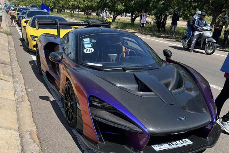 Tay chơi này điều động gần 8 chiếc xế khủng của mình như Lamborghini Aventador S LP740-4, Ferrari 488 Pista Spider, Ferrari SF90 Stradale, McLaren Senna, Aston Martin V8 Vantage, Porsche 911 Turbo S 992, Morgan Plus Six, Bentley Bentayga V8 và BMW 428i. Riêng dàn siêu xe của Hoàng Kim Khánh đã có tổng giá trị hơn 260 tỷ đồng. 