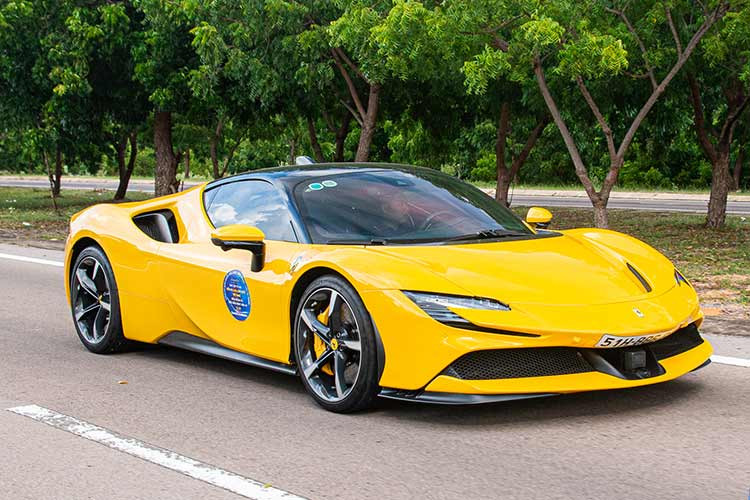 Nổi bật nhất trong đoàn siêu xe này có lẽ là McLaren Senna bản giới hạn 500 chiếc, là dòng xe hypercar, ngoài ra còn có siêu xe Ferrari SF90 Stradale của đại gia Hoàng Kim Khánh mới đăng ký biển số đẹp danh rất đỉnh là 51H-886.68.