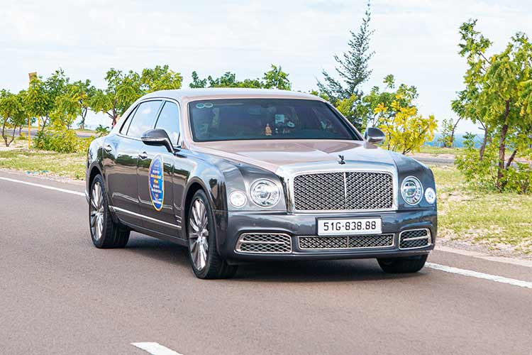 Bentley Mulsanne và Bentley Bentayga của vợ chồng Hoàng Kim Khánh.