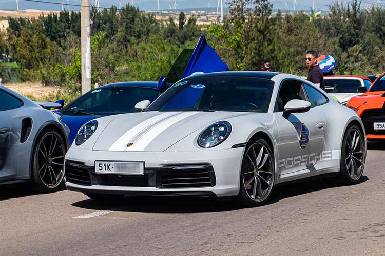 Ba chiếc xe khác của đại gia Hoàng Kim Khánh gồm Morgan Plus Six, Aston Martin V8 Vantage và Porsche 911 Turbo S đều tham gia sự kiện này. 