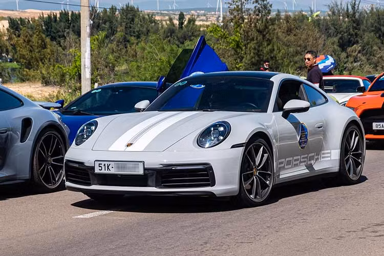 Ba chiếc xe khác của đại gia Hoàng Kim Khánh gồm Morgan Plus Six, Aston Martin V8 Vantage và Porsche 911 Turbo S đều tham gia sự kiện này. 